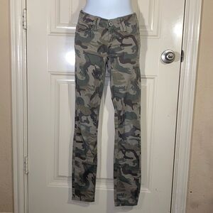 4/$10 item🤑 ZCO Camo size 3 Skinny jeans ☘️Green Think St Patrick’s Day ☘️